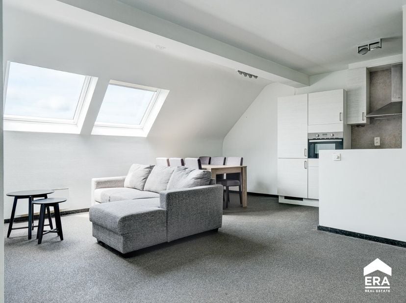 Verzorgd dakappartement met 2 slaapkamers in centrum van Herk-de-Stad. Voor meer informatie ga naar: https://www.era.be/nl/te-huur/herk-de-stad/appart