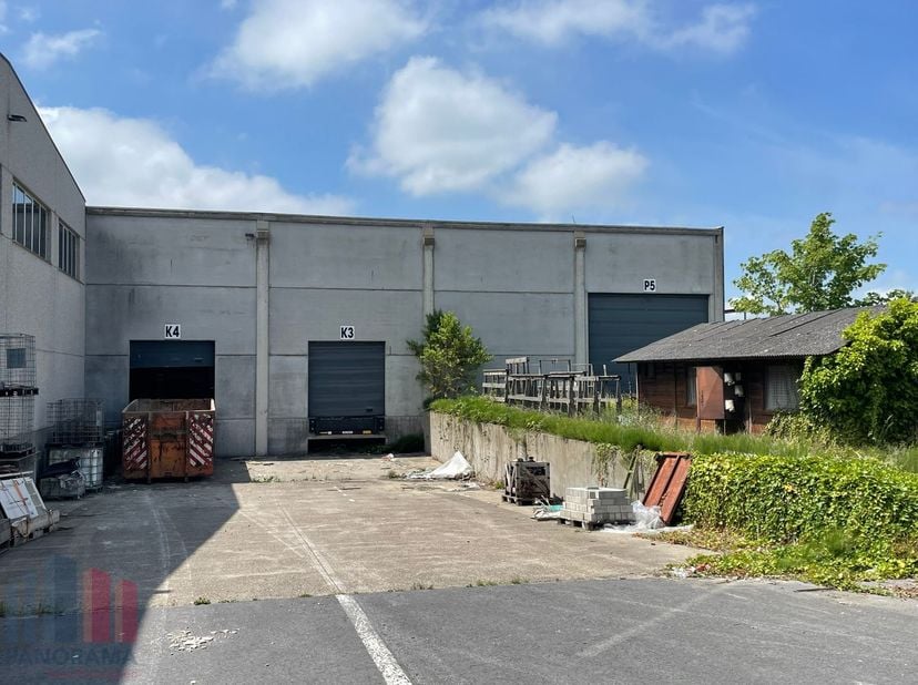 Centraal gelegen magazijnruimte met een oppervlakte van ca. 2.850 m², gelegen in de industriezone Herdersbrug.<br />
<br />
De magazijnruimte met een