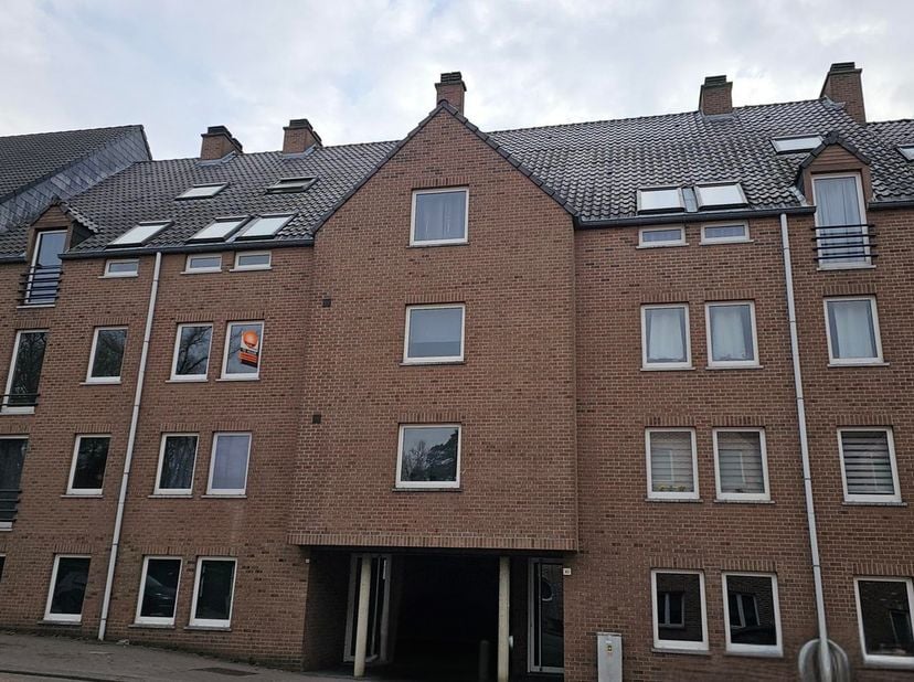 Appartement met 2 slaapkamers op het gelijkvloers.<br />
Appartement met 2 slaapkamers, centraal gelegen nabij het centrum van Genk. &amp;nbsp;<br />
<br