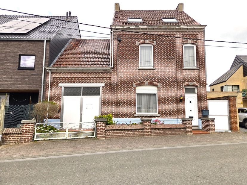 Cette maison mitoyenne pleine de caractère est située au cœur de la région de la Dendre, sur un terrain de 10 ares 75 ca.<br />
Cette spacieuse maison