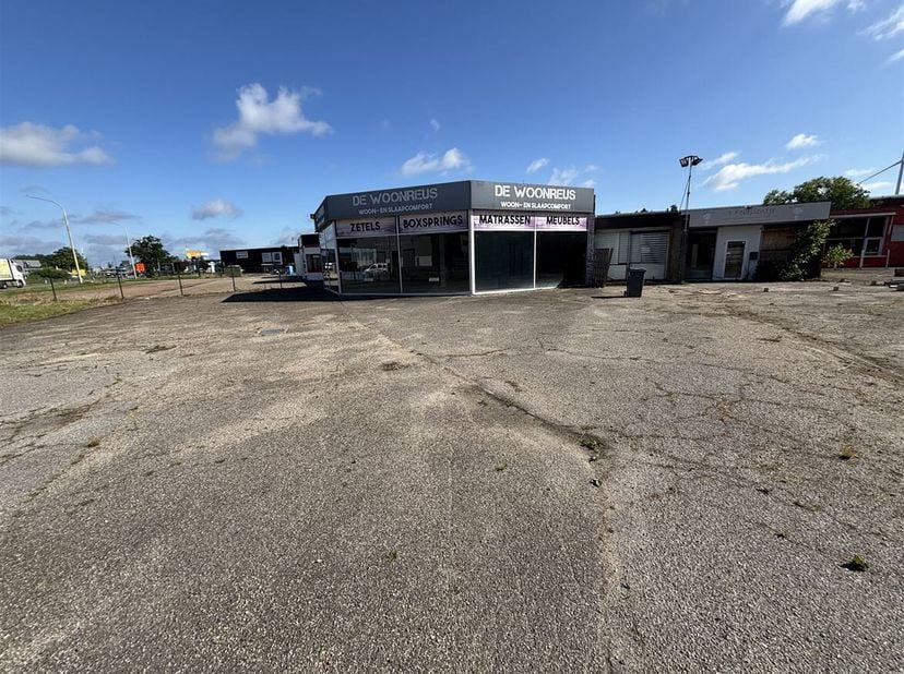 Bedrijfspand met toonzaal en burelen<br />
Ligging: Perfect gelegen vlakbij oprit E313 Geel west<br />
Indeling: Toonzaal, burelen, keuken, toiletten,