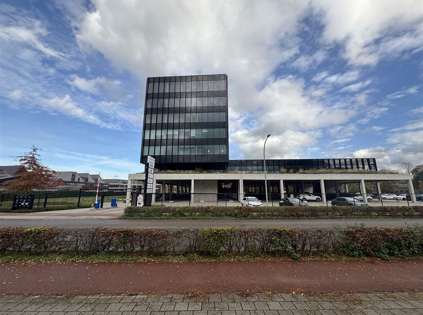 Moderne kantoorruimte in Square One Geel<br />
Ligging:  Deze kantoorruimte bevindt zich in het Square One-complex aan de Kleinhoefstraat 11 te Geel,