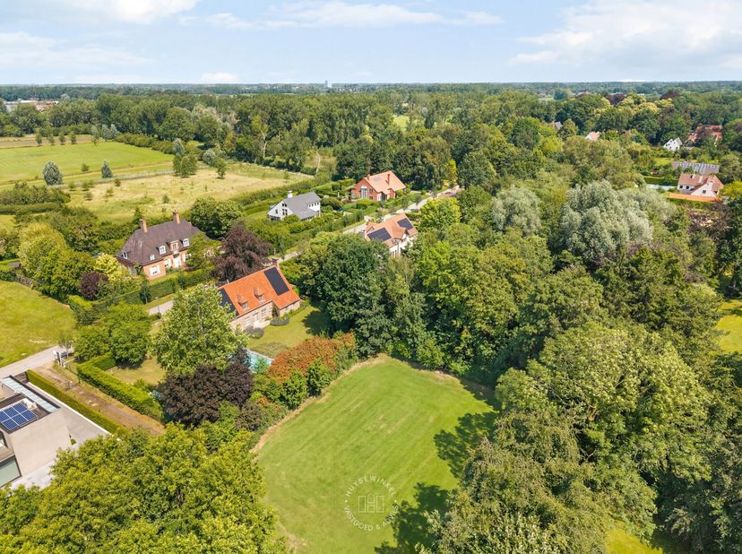 In het charmante Deurle, op wandelafstand van de idyllische Leieboorden, bevindt zich dit uitzonderlijke bouwperceel van 1.698 m². Gelegen in een rust