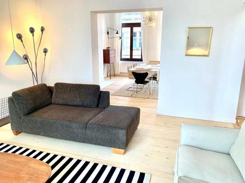 Entre le Square Ambiorix et le Parc Josaphat. Très beau duplex complètement meublé et équipé dans un immeuble totalement rénové. Salon, salle à manger