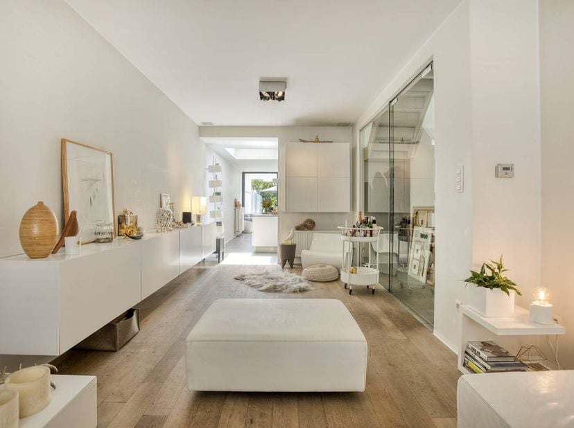 Cette maison, construite à l'origine en 1930 et rénovée en 2009, allie charme authentique et confort de vie contemporain. Avec une surface habitable d