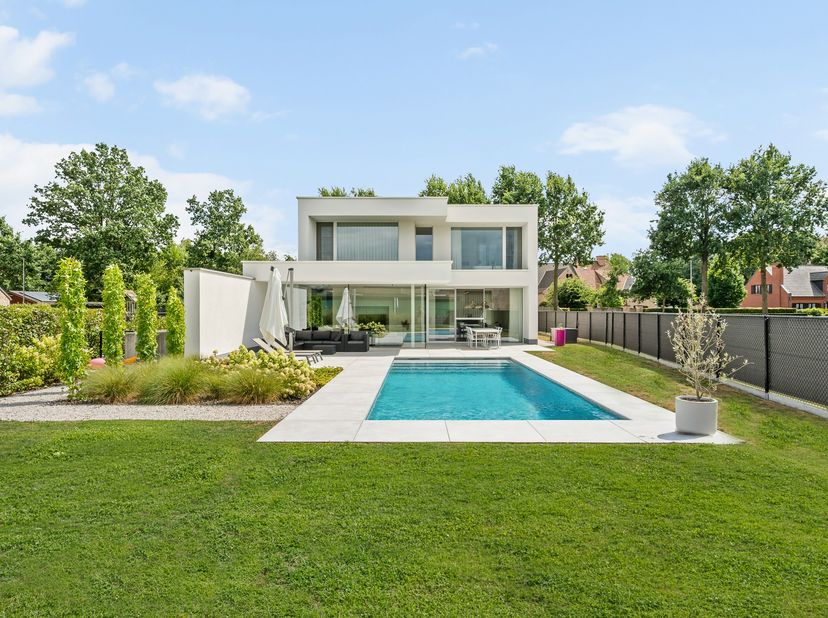 Deze moderne en energiezuinige villa is gelegen in een rustige en centraal gelegen straat te Lommel. Deze eigendom dateert van 2022 en is afgewerkt me