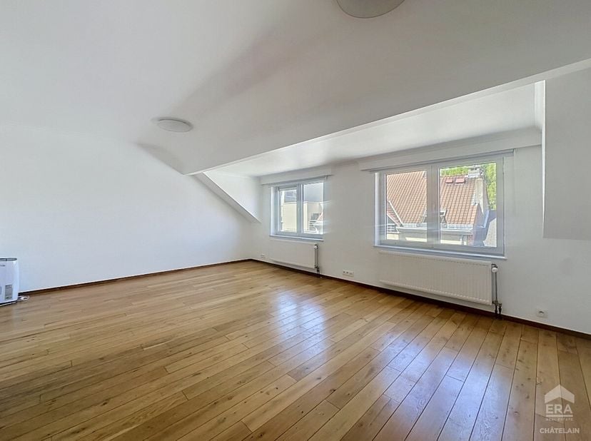 Appartement met 1 slaapkamer en een kantoor te huur, gelegen aan de Vanderkinderenlaan in Ukkel. Dit appartement met 1 slaapkamer + kantoor van 64 m²