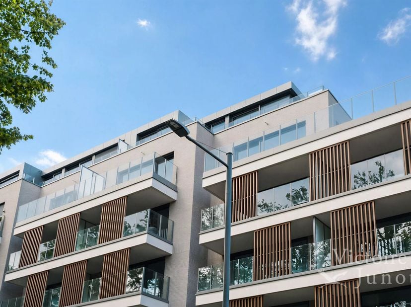 Victoire Junot stelt u een ruim penthouse met drie slaapkamers voor, verlengd door een prachtig en gunstig georiënteerd terras (Zuid/Zuid-West), met u