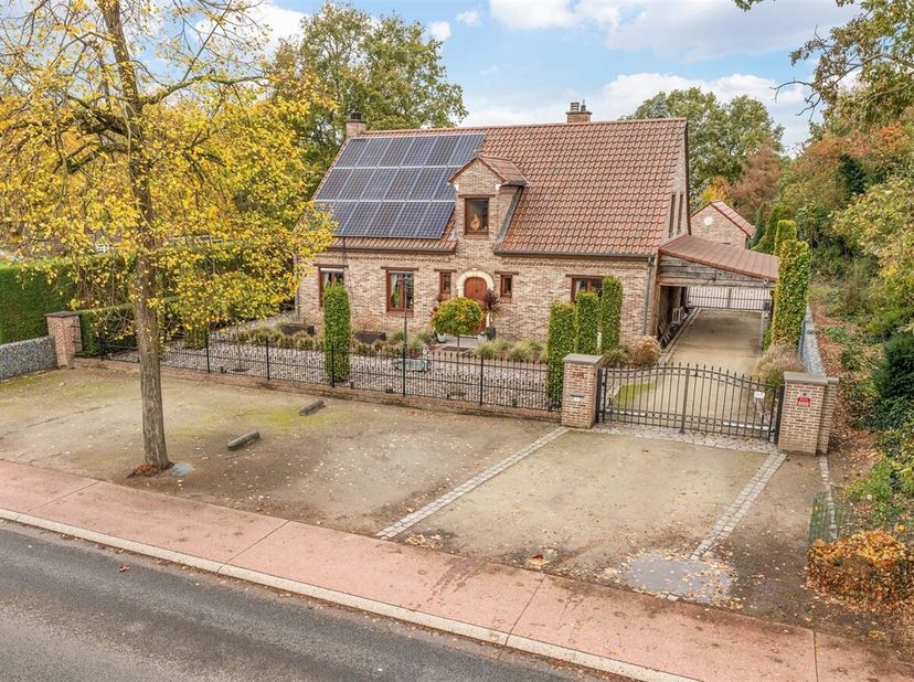 Charmante vrijstaande woning met 3 slaapkamers op 1.956m2<br />
 Ligging: De woning is gelegen in Lommel-Kerkhoven, een rustige en groene deelgemeente