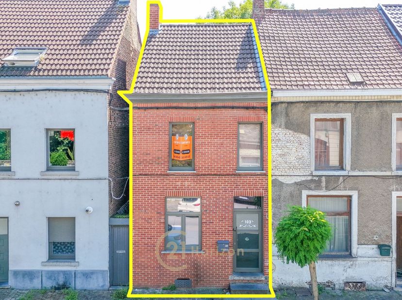 REF 7715 - Rue du Port 103, 7330 Saint-Ghislain<br />
A découvrir sur Saint-Ghislain, maison avec passage latéral et garage accessible par un chemin p