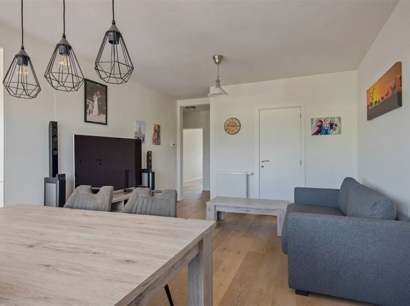 Dit instapklare appartement, volledig gerenoveerd in 2021, beschikt over een privatieve garage en is uitstekend gelegen aan de Tramweglei in Lier. Sch