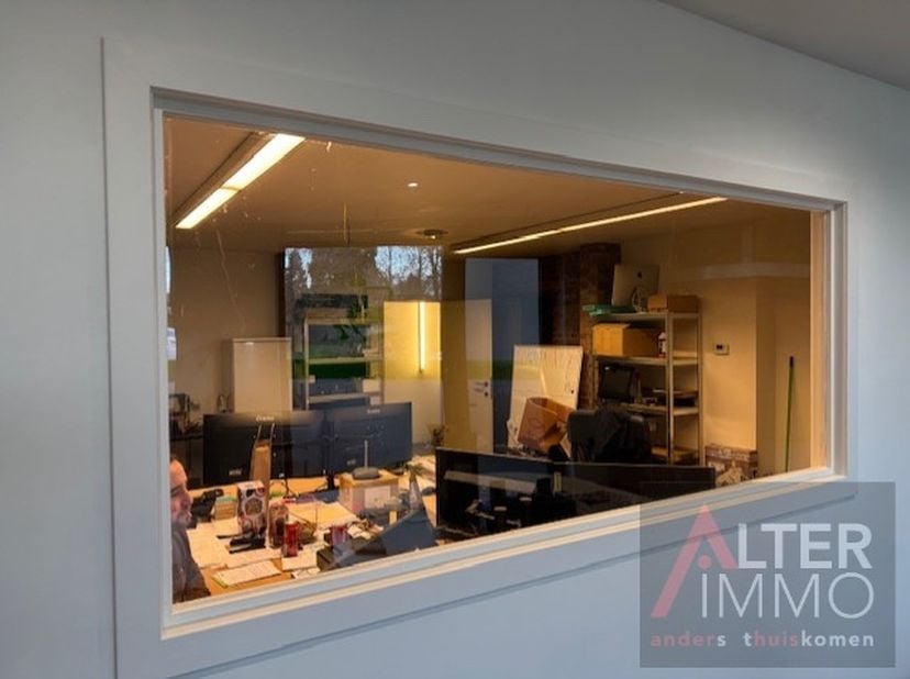 Gerenoveerd kantoor ca. 60m² in bedrijfspand op top locatie!<br />
<br />
Deze gelijkvloerse kantoorruimte bevindt zich in een ruim kantoorgebouw gele