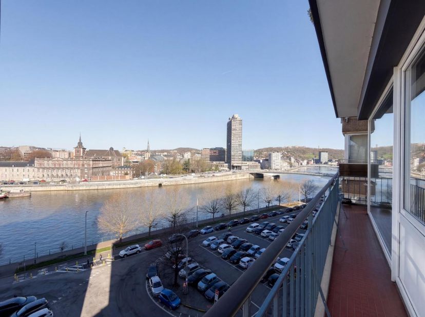 APPARTEMENT - <br />
<br />
Superbe appartement avec vue imprenable sur l'eau. Il est composé d'un salon lumineux, cuisine avec terrasse, de trois cha