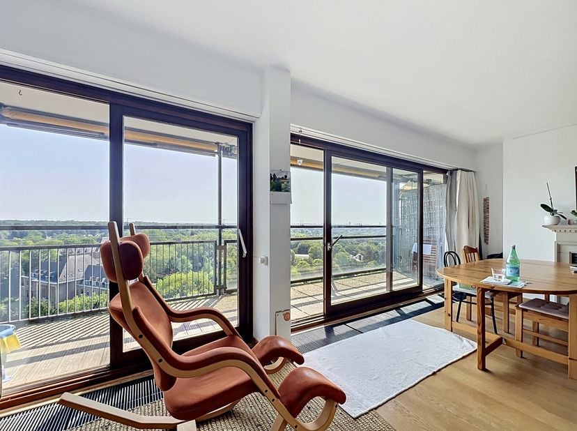 Uitzonderlijk uitzicht vanuit dit lichte, tweezijdige appartement (96 m²) op een rustige locatie in het hart van Woluwe-Saint-Pierre.<br />
Woonkamer