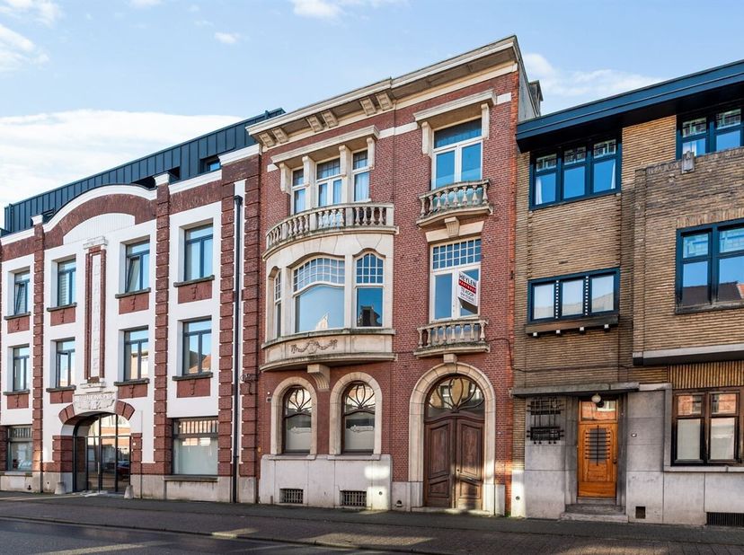 Woonhuis met kantoorruimte én afzonderlijk appartement<br />
Achter de statige voorgevel schuilt een ruim hoofdgebouw, momenteel ingericht als kantoor