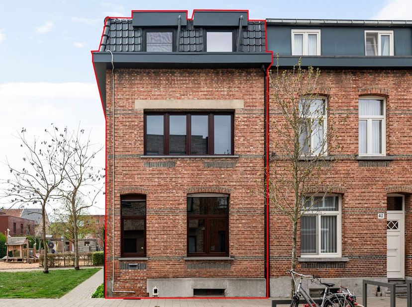 Ruime halfopen woning met 4 slaapkamers en tuin<br />
 Ligging: Ontdek deze prachtige, modern gerenoveerde woning in hartje Wilrijk! Je zit hier in ee