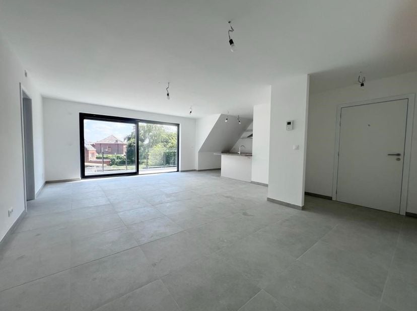 Splendide appartement situé au deuxième étage d'une nouvelle résidence très prisée, parfaitement située dans le centre du village.<br />
<br />
COMPOS