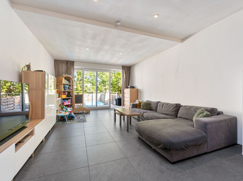 Betaalbare, instapklare woning te koop in Menen<br />
Je betreedt de woning via de inkomhal met gastentoilet en komt vervolgens in de open leefruimte