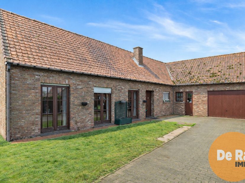 Op zoek naar een degelijke woning met een uitstekende basis en de mogelijkheid om ze volledig naar eigen smaak te moderniseren? Dan is deze charmante