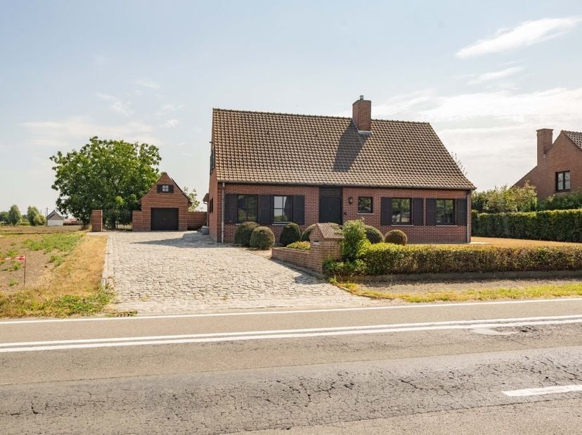 RECENT &amp;amp; SMAAKVOL GEMODERNISEERDE VILLA (open bebouwing) met 4 slaapkamers, BIJGEBOUW, omliggende TUIN en SCHITTEREND VERZICHT, gelegen vlakbij he
