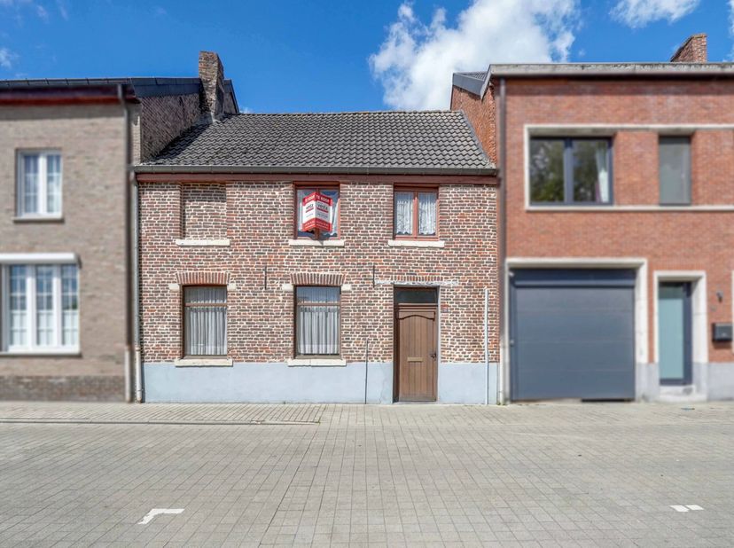 Deze woning ligt langs het water van de Kleine Gete in Zoutleeuw, quasi in het centrum van de stad. De woning werd gebouwd in de tweede helft van de 1