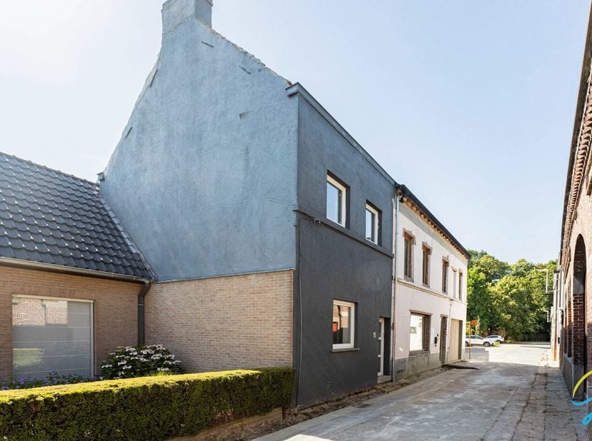 Bent u op zoek naar een rustig gelegen woning met een zonnige, zuidgerichte tuin en een uitstekende ligging? Dan is deze charmante woning beslist een