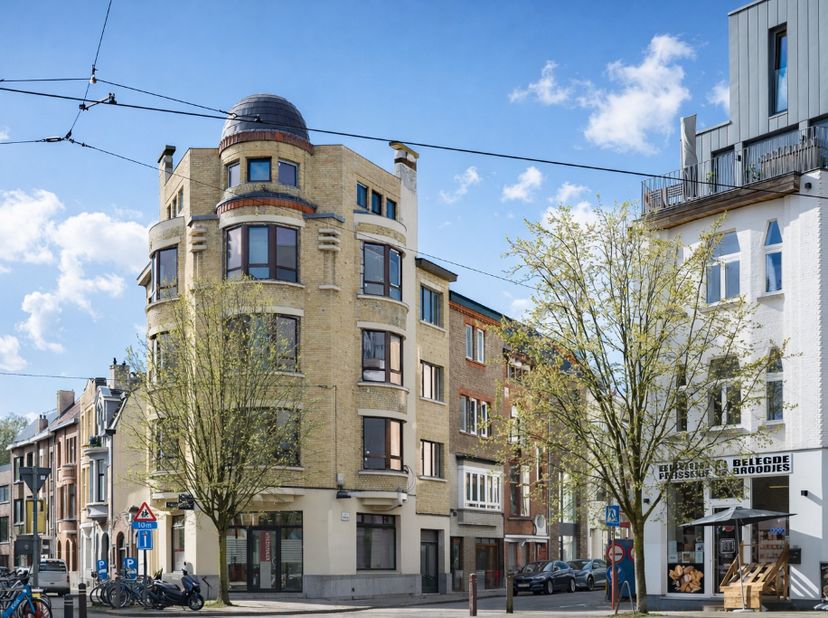 Lichtrijk dakappartement met 1 slaapkamer en EPC A op toplocatie<br />
<br />
Dit sfeervolle dakappartement bevindt zich in de gegeerde Sportstraten,