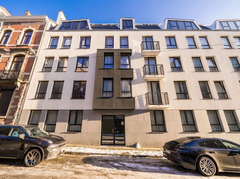 Bel appartement récent d'une chambre à coucher meublé, en plein coeur du quartier européen. Hall d'entrée avec débarras/buanderie. Espace de vie avec