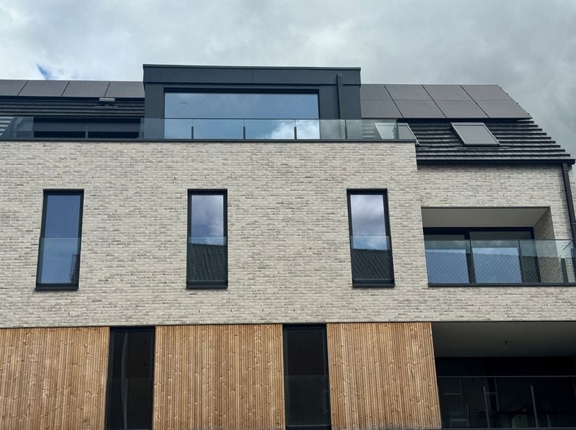 Uitstekend gelegen dakappartement in het centrum van Lubbeek.<br />
Het appartement heeft een hal met apart toilet, living met open keuken en aansluit