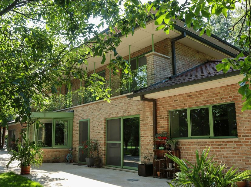 Verscholen op een uitzonderlijk perceel van 6.426 m² in De Pinte bevindt zich deze riante villa waar ruimte, privacy en comfort centraal staan. <br />
