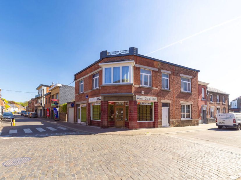 Idéal pour profession libérale et situé à Chênée, immeuble comprenant un lumineux rez-de-chaussée commercial et un appartement duplex 4 chambres (+/-