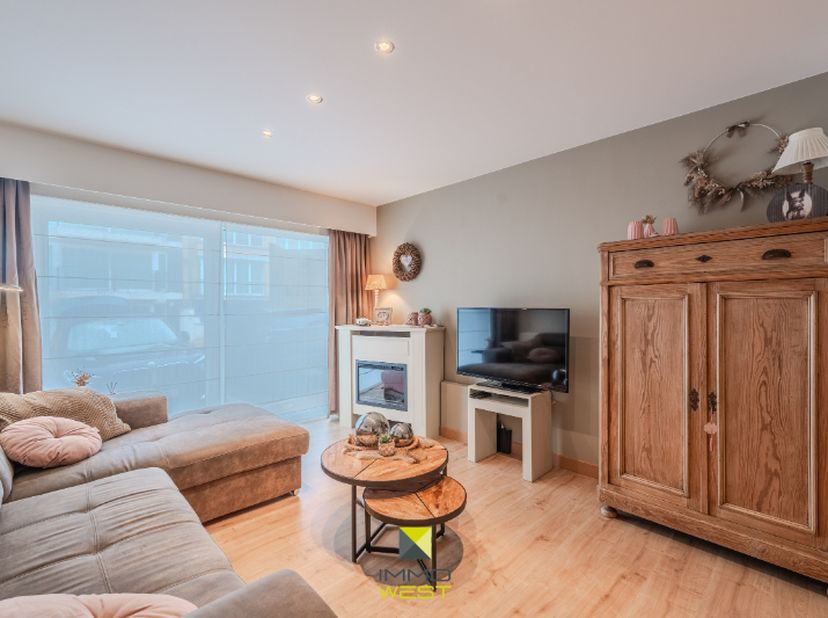 Dit appartement is een parel aan de kust. Het is gelegen op enkele stappen van zee, nabij winkels en met parkeergelegenheid voor de deur. De prachtige