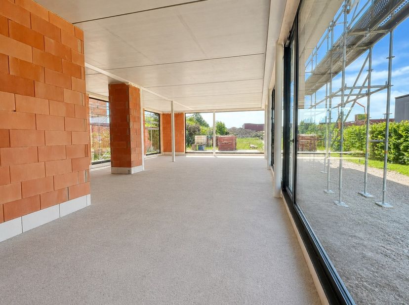 In de prestigieuze Residentie Westlane komt een ruime handelsruimte (133 m²) op het gelijkvloers te koop. Dankzij de ligging met een goede zichtbaarhe