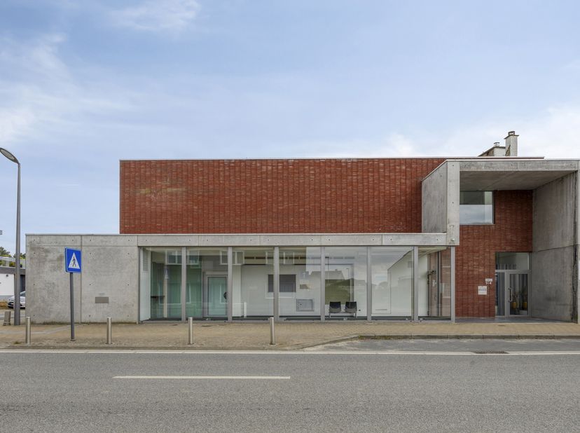 Op een uitstekende zichtlocatie langs de Grote Baan in Hulshout bevindt zich dit ruime en veelzijdige commerciële pand, ideaal voor kantoor, dienstver