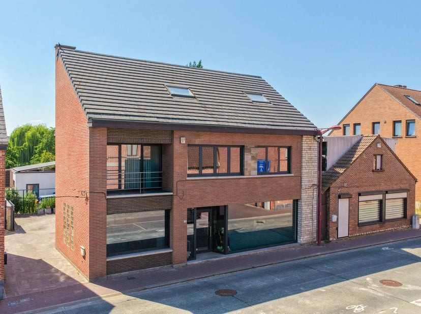 In het hart van Perk bevindt zich deze verrassend ruime woning met tal van mogelijkheden. Dankzij de centrale ligging geniet het pand van een uitsteke