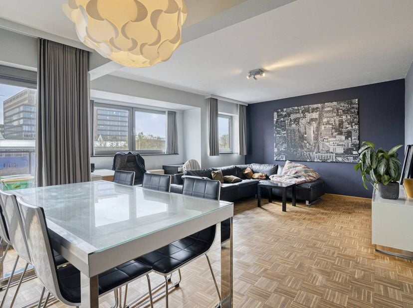 Dit lichtrijke appartement te koop, gelegen aan de Sint-Lievenslaan, is de ideale uitvalsbasis voor zowel jonge professionals, starters als investeerd