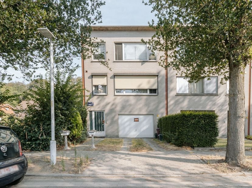 In een rustige straat in Schoten in de woonwijk &amp;#39;De Lek&amp;#39; bevindt zich dit appartement op de tweede verdieping van een kleinschalig gebouw. Een