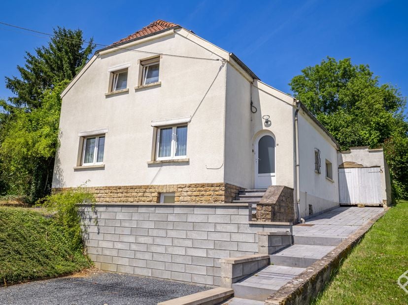 Juliet Immo vous présente cette maison 4 façades à rénover selon vos envies – Beau potentiel sur un terrain de plus de 10 ares.<br />
Vous rêvez d'une