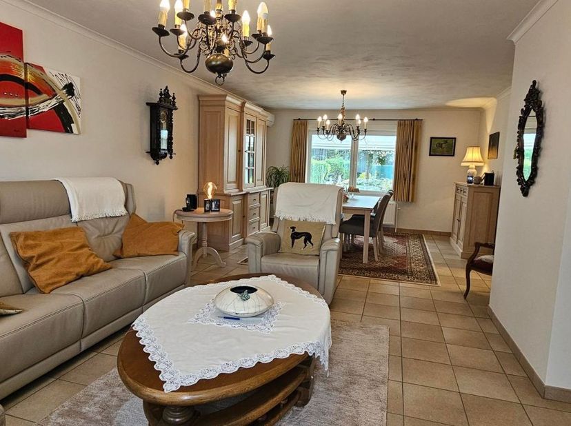 Residentieel gelegen bungalow met een ruime zonnige tuin.<br />
<br />
Deze vrijstaande bungalow is rustig gelegen en toch uitstekend bereikbaar. In d