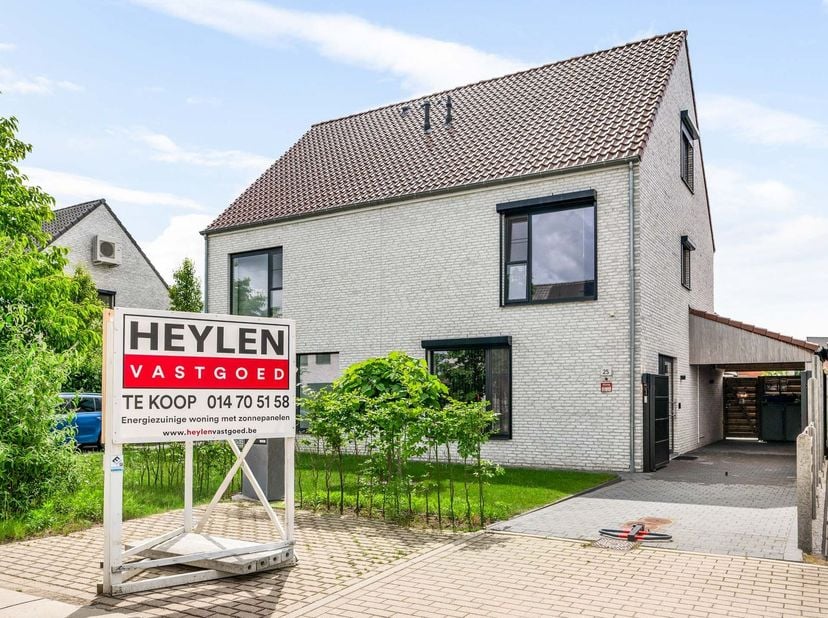 Energiezuinige woning met zonnepanelen<br />
<br />
In een rustige, doodlopende straat vlak bij het centrum van Morkhoven vinden we deze energiezuin