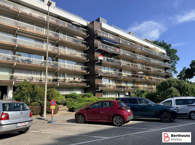 ENERGIEZUINIG APPARTEMENT MET TERRAS  INCLUSIEF ONDERGRONDSE STAANPLAATS VLAKBIJ CENTRUM. <br />
 Appartement  op de 3 e verdieping met gezellig terra