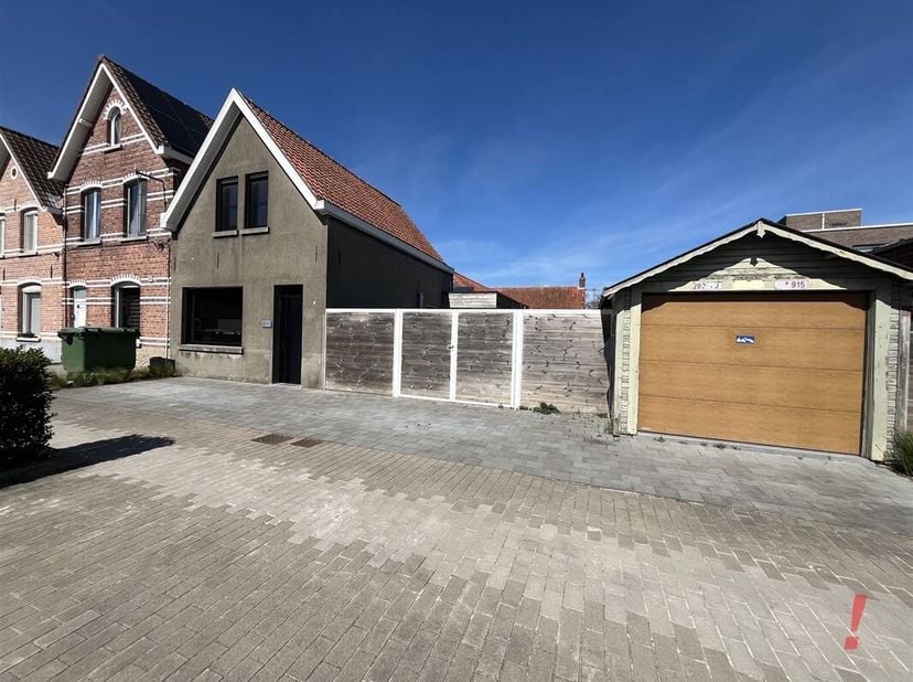 Maison rénovée (2018) avec terrasse, jardin et garage au coeur d'Oostkamp. Cette propriété comprend un hall d'entrée avec porte vitrée, un séjour lumi