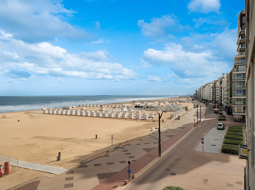 Zonnig 3-slaapkamerappartement met frontaal zeezicht, uitstekend gelegen aan het Albertplein, op een absolute toplocatie in het hart van het Zoute. In