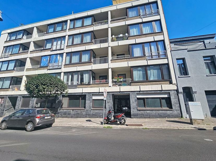 UCCLE – QUARTIER MESSIDOR / VANDERKINDERE – 2 CHAMBRES<br />
Parvissimmo vous propose cet agréable appartement 2 chambres de 96m² PEB situé au rez-de-