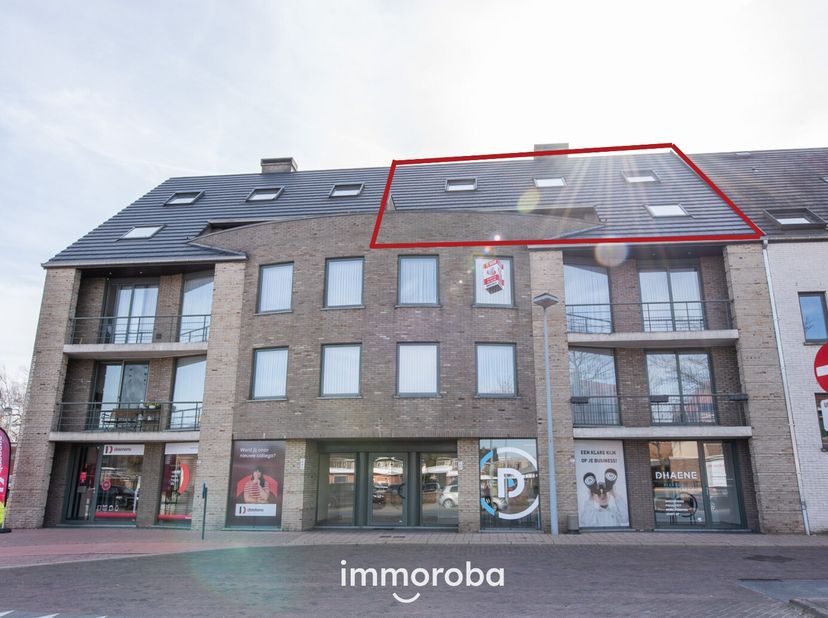 Pal in het centrum bevindt zich dit ruime appartement (144m²) op de 3e en 4e verdieping van deze stijlvolle residentie.<br />
Het gebouw beschikt over