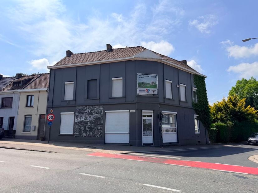 <br />
Exclusieve herenwoning met wellness, 5 slaapkamers en zonnige tuin op toplocatie aan de Muur van Geraardsbergen<br />
Op een uitzonderlijke loc