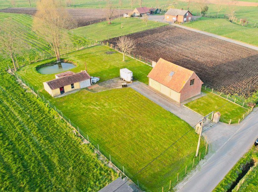 In een rustige, landelijke omgeving van Ruddervoorde (Oostkamp), bieden wij een ruim perceel aan met een oppervlakte van +/- 2.105 m². Deze geniet een