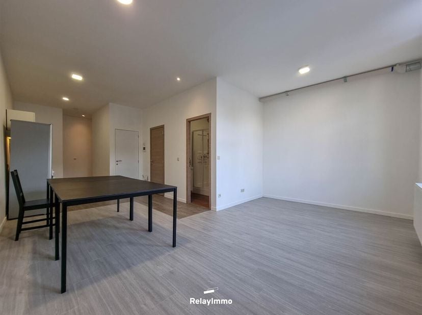 Doornik, wijk Saint-Jacques, volledig gerenoveerd appartement met twee slaapkamers gelegen op de tweede verdieping van de residentie.<br />
Kleine ink