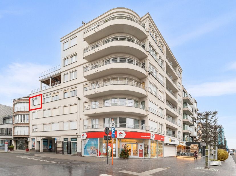 Te koop: instapklaar appartement in het centrum van Koksijde-bad, op wandelafstand van winkels, horeca en het strand. Dit lichtrijke appartement ligt