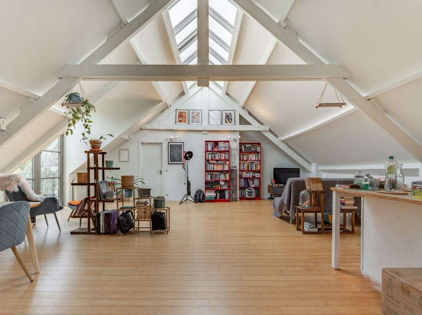 UKKLE, op de grens met Elsene, gelegen tussen de prestigieuze Avenue Molière en de Rue Edith Cavell, licht APPARTEMENT (1slpkm/1bdkm) van 94 m² in het